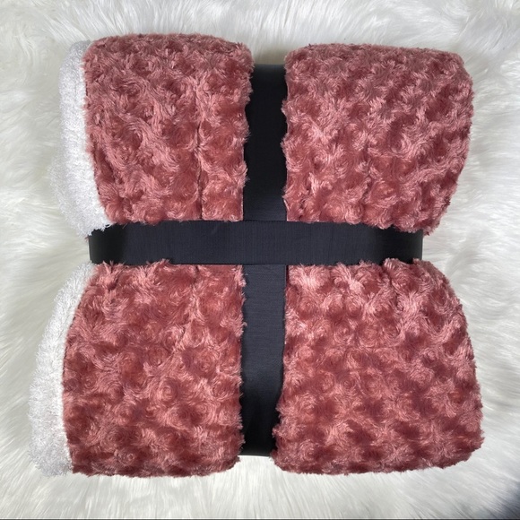 ✨SALE✨Rose Swirl Micromink Sherpa Throw - Picture 2 of 3